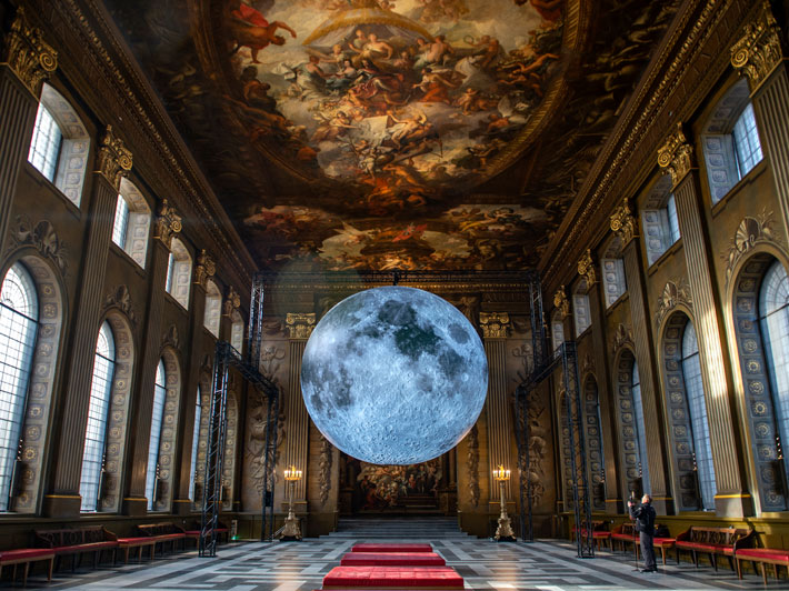 The-Moon-in-The-Painted-Hall-04